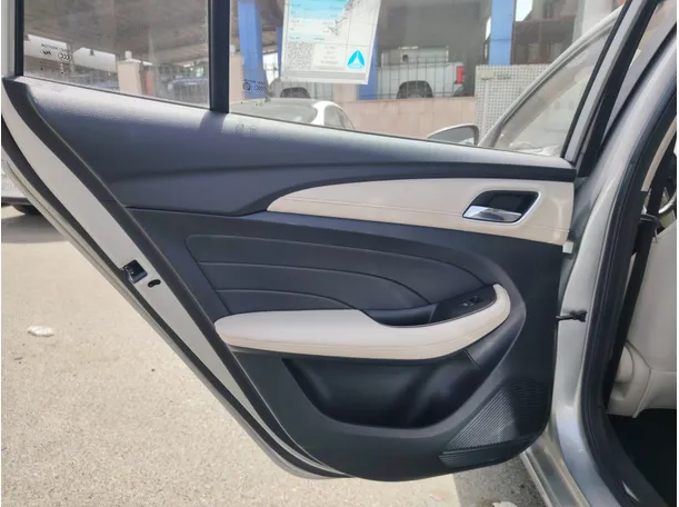 Car image 16