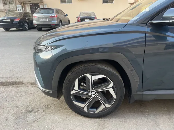 Car image 9