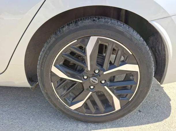 Car image 9