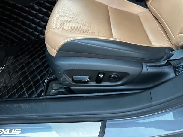 Car image 25