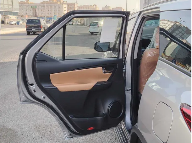Car image 14