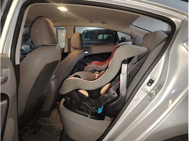 Car image 19