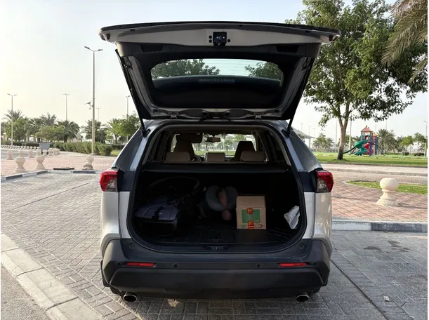 Car image 25