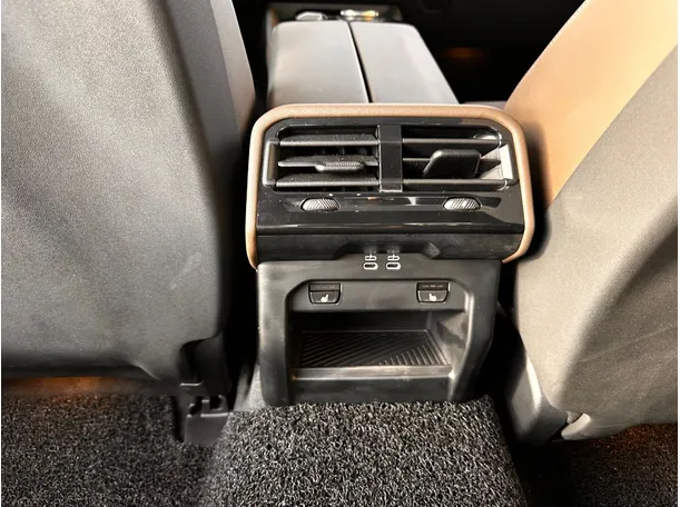 Car image 27