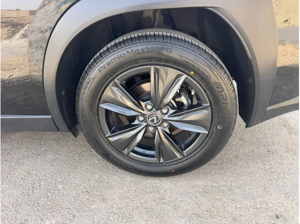 Car image 9