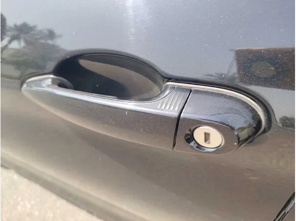 Car image 30