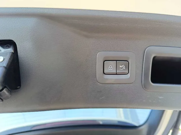 Car image 32