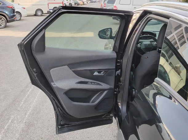 Car image 14