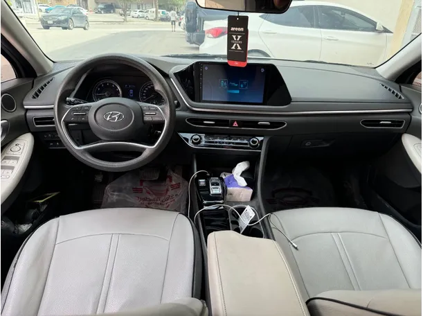 Car image 14