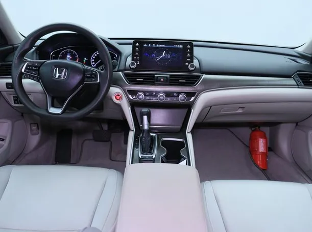 Car image 14