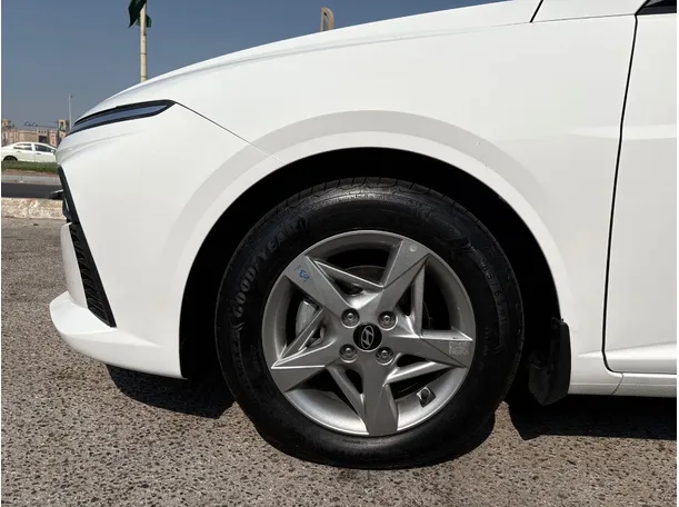 Car image 9