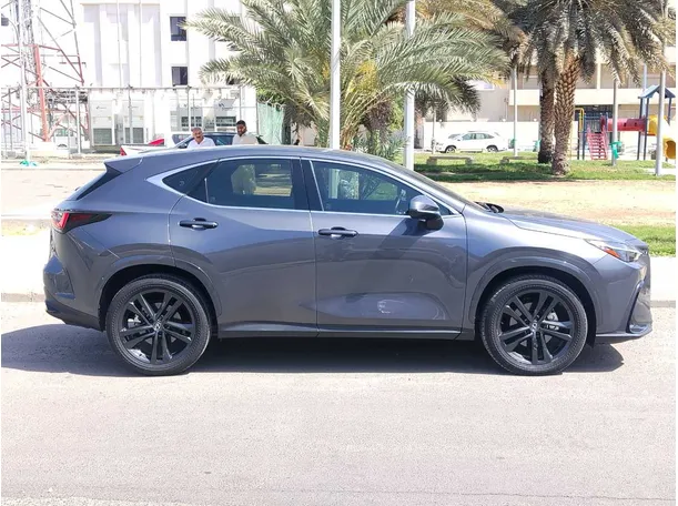 Car image 4