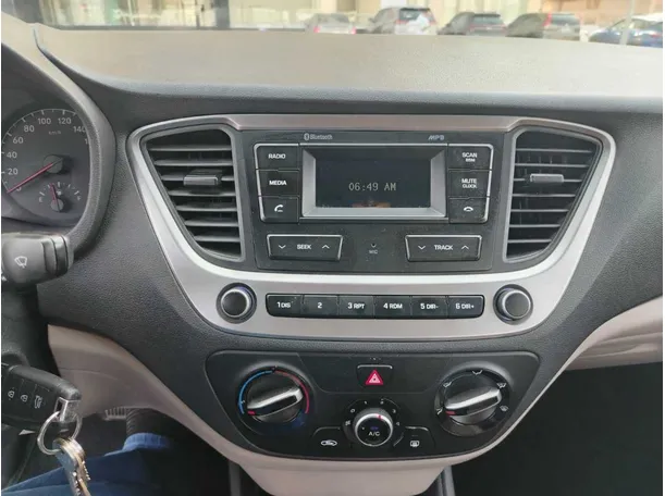 Car image 19