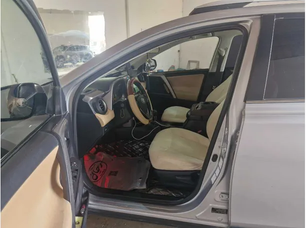 Car image 12