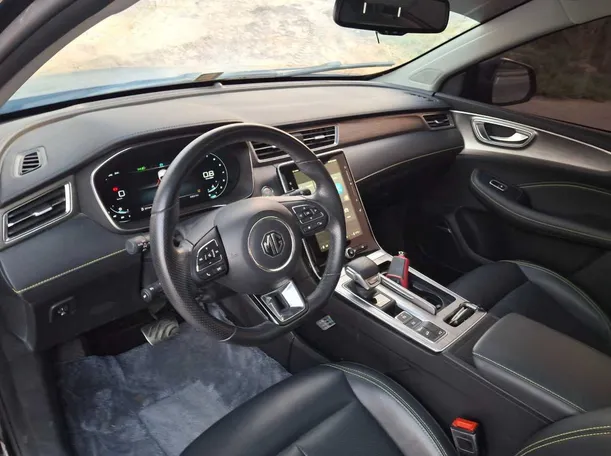 Car image 11