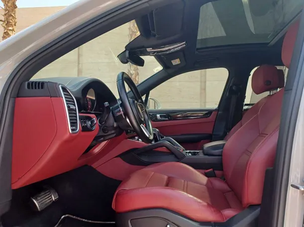 Car image 11