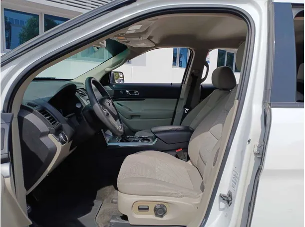 Car image 12