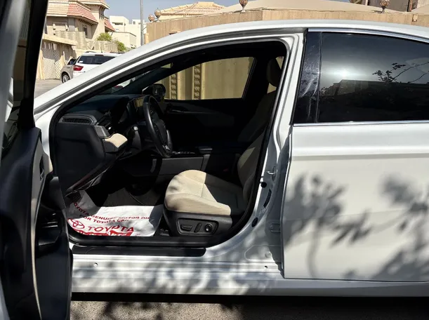 Car image 11