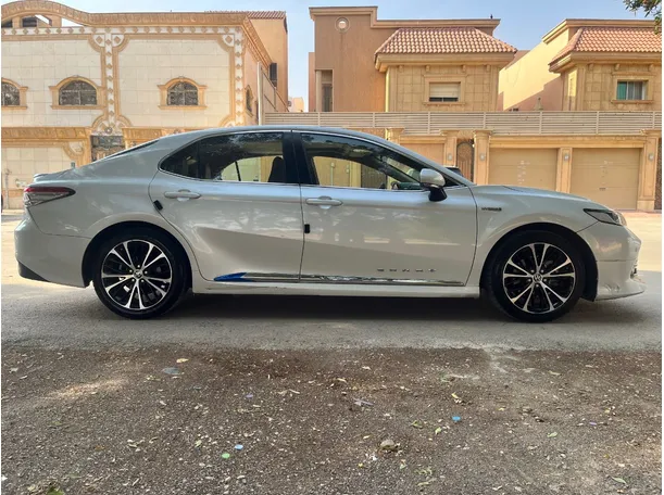 Car image 4