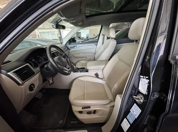 Car image 18