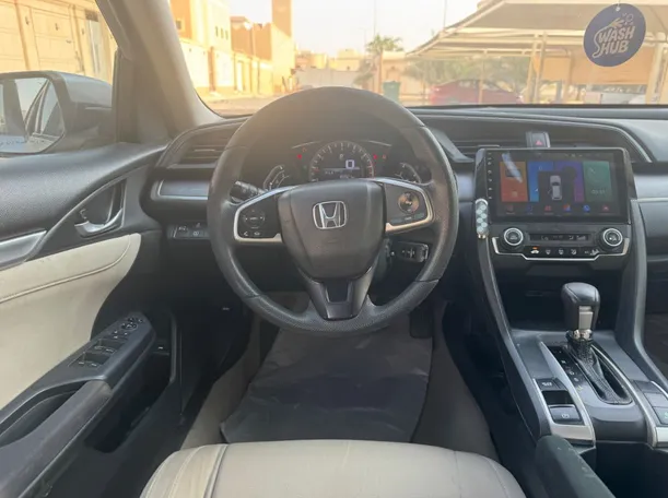 Car image 17