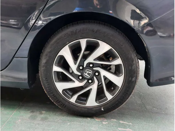 Car image 9