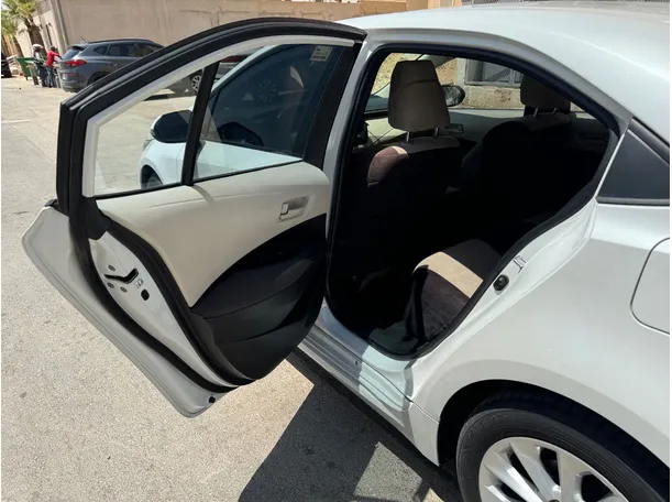 Car image 14