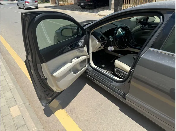 Car image 10