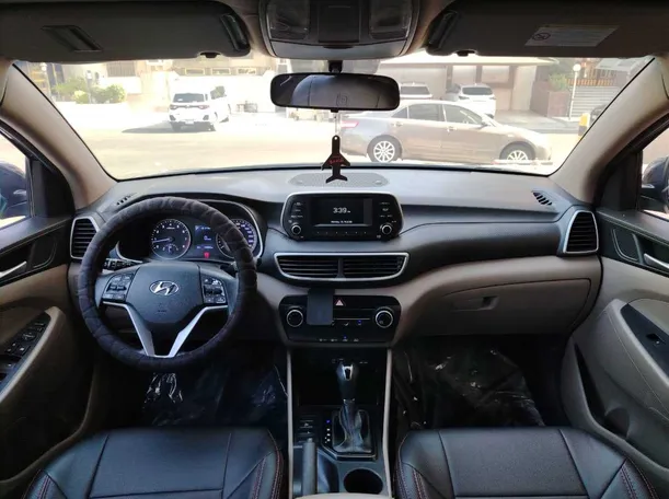 Car image 17
