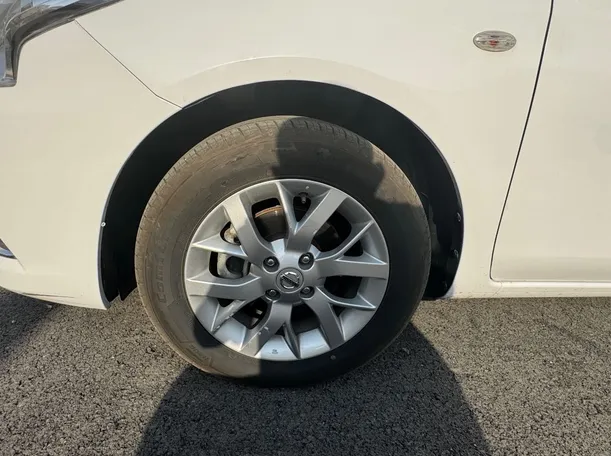 Car image 9