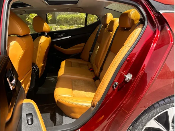 Car image 14