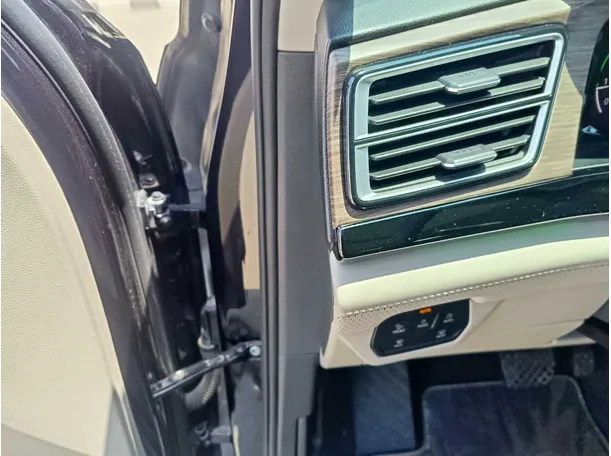 Car image 28