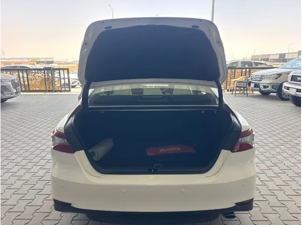 Car image 16