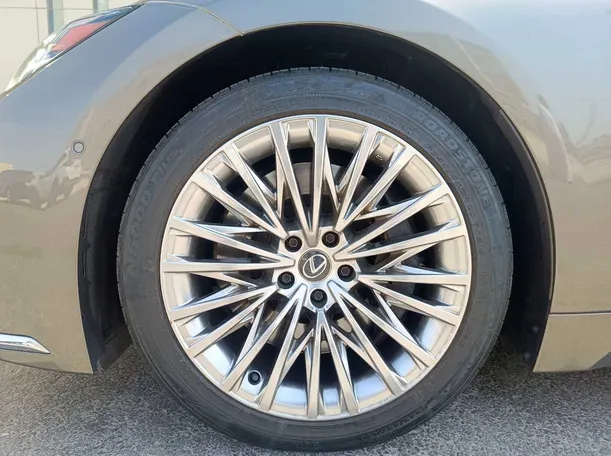 Car image 10