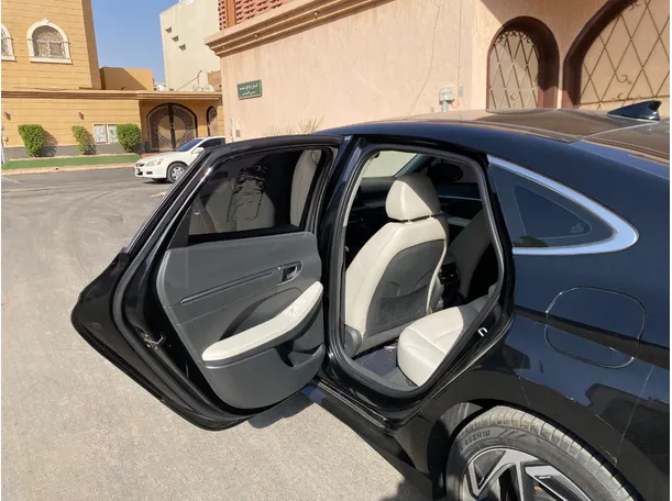 Car image 12