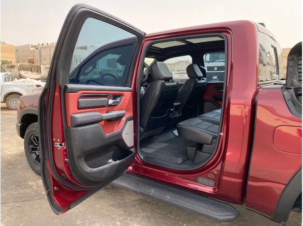 Car image 12