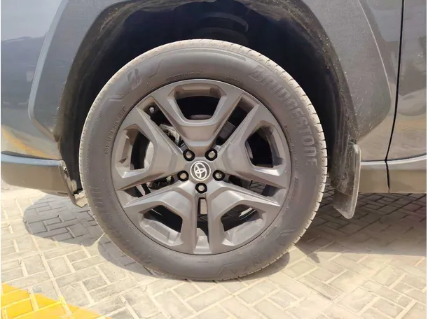 Car image 10