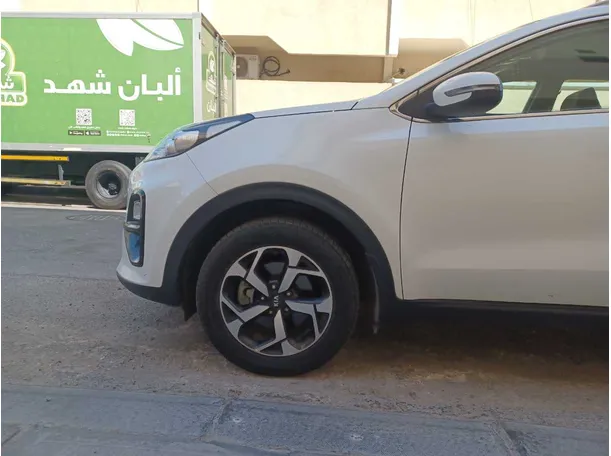 Car image 9