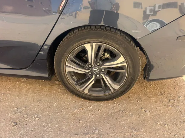 Car image 9
