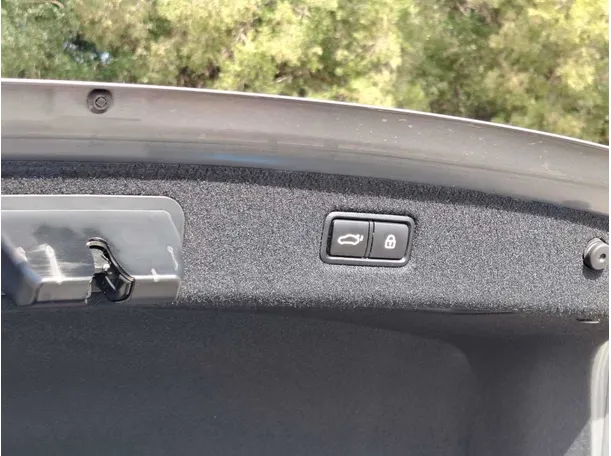 Car image 27