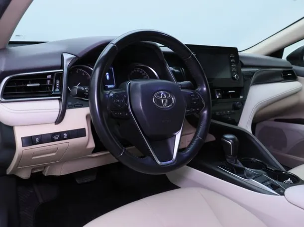 Car image 4