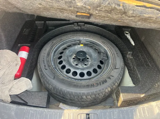 Car image 24