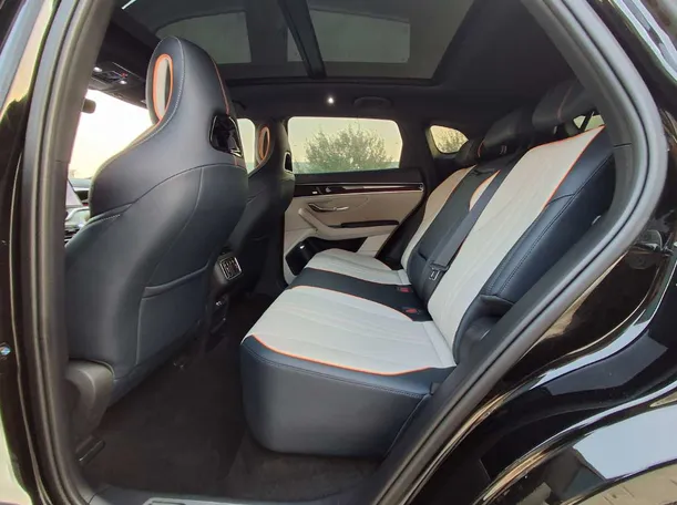 Car image 13