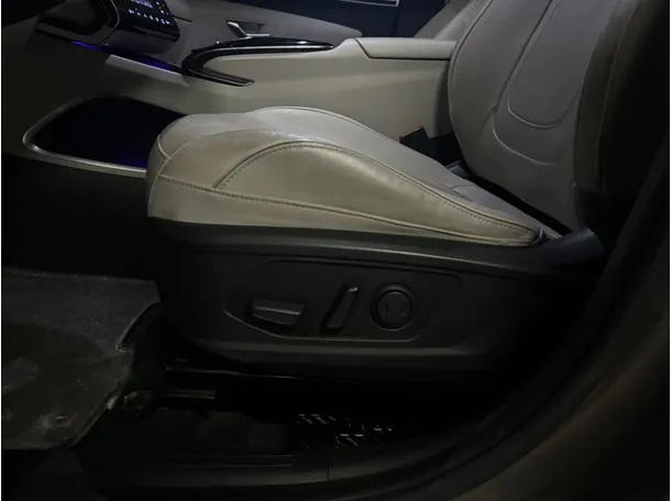 Car image 23