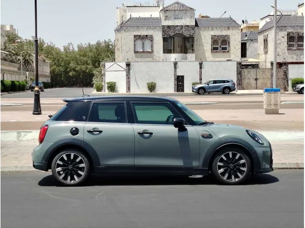 Car image 4