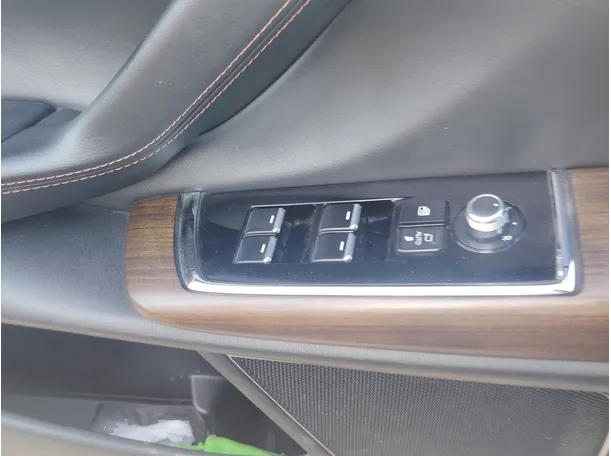 Car image 29