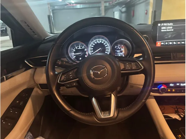 Car image 18