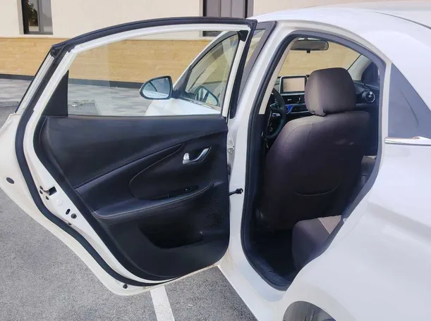 Car image 13