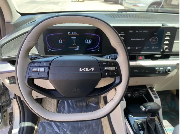 Car image 18