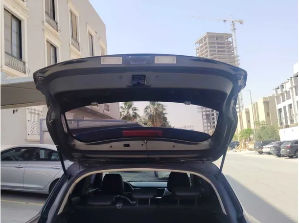 Car image 26